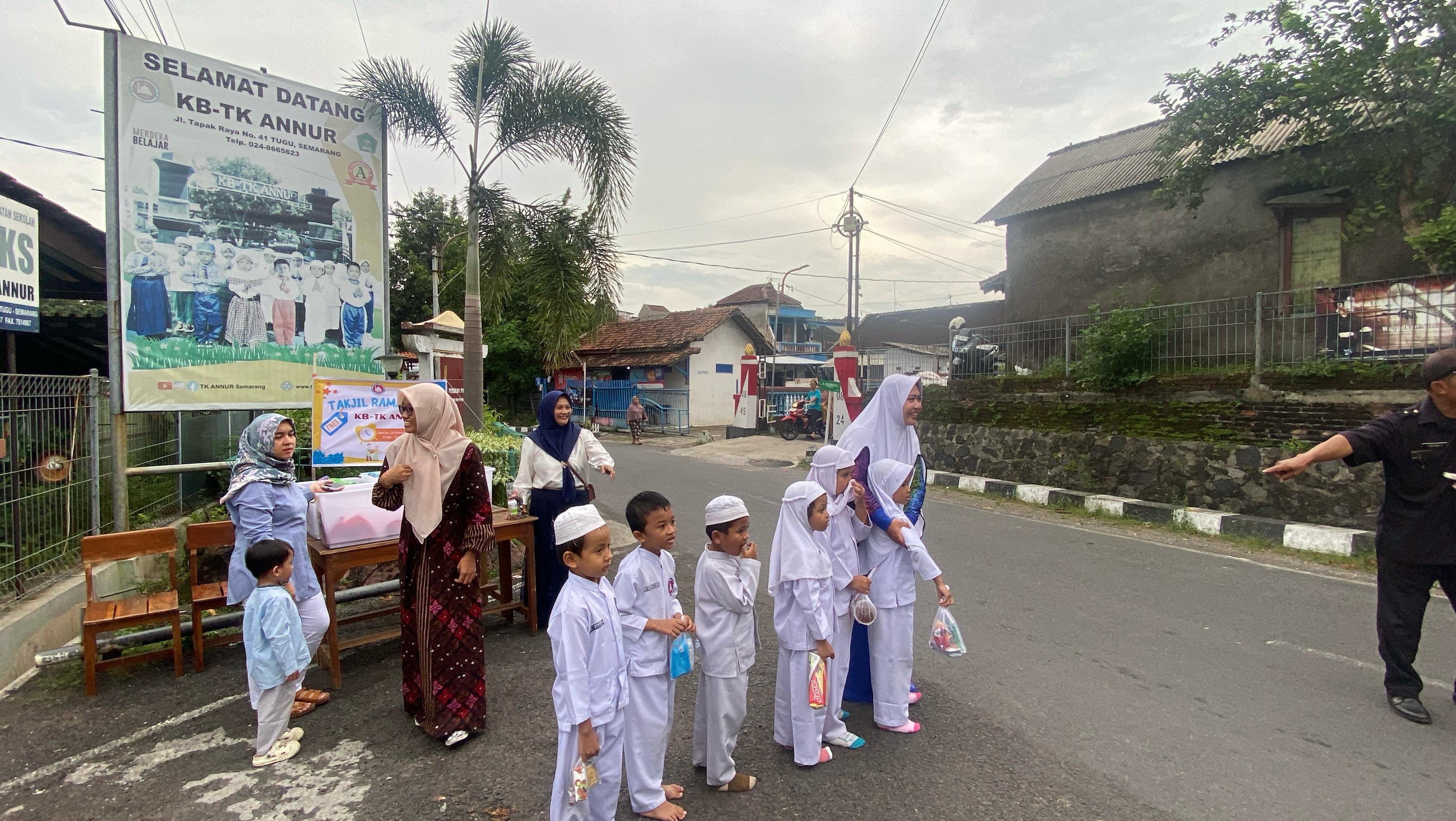Berbagi Takjil oleh Anak Kelompok B TK AN NUR